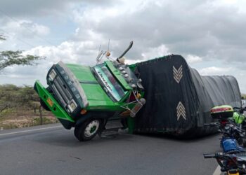 Solo daños materiales dejó volcamiento de camión en la vía Maicao – Riohacha