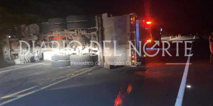 Tres personas heridas al volcarse un camión recolector de basura en la vía Maicao – Riohacha