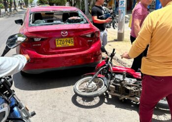 Hombre resultó herido al chocar su moto con un vehículo que estaba parqueado en Riohacha