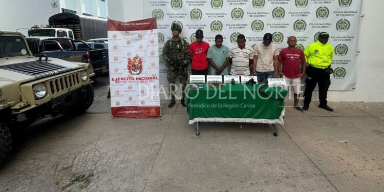 Capturan a cinco presuntos integrantes de ‘Los Pachenca’ y les incautan material de guerra en zona rural de Riohacha