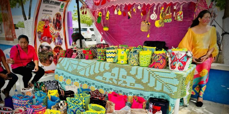 Icbf  lideró  feria artesanal con la asociación de autoridades tradicionales ‘Vecinos del Río Ranchería’ en Manaure