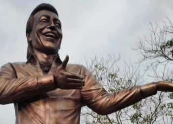 En La Junta, La Guajira, se deteriora la escultura de Diomedes Díaz