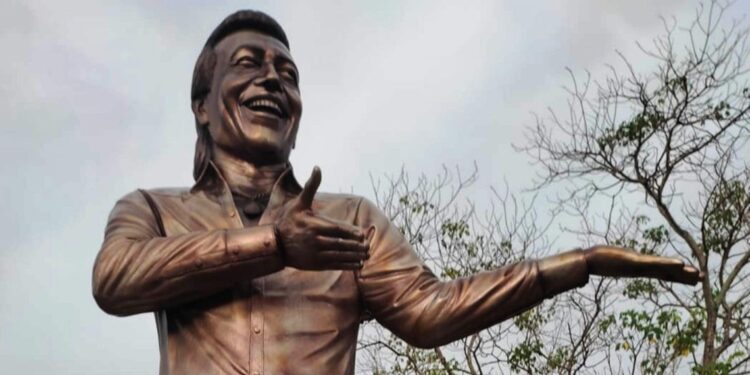 En La Junta, La Guajira, se deteriora la escultura de Diomedes Díaz