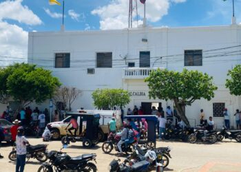 Habitantes de Uribia se toman vehículo de Air-e y para protestar a la alcaldía