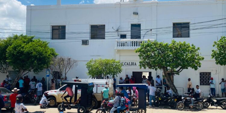 Habitantes de Uribia se toman vehículo de Air-e y para protestar a la alcaldía