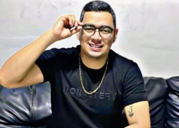 Amigos y familiares del cantautor Jaime Molina realizan plantón para exigir justicia por su asesinato