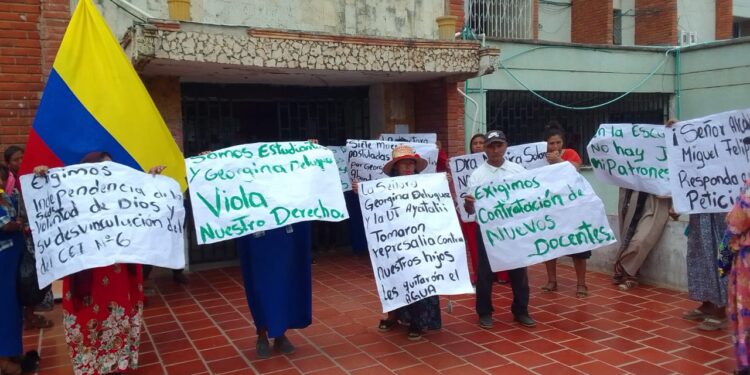 Representantes de 310 estudiantes del Centro Educativo  No. 6 de Paraguachón protestan en la Alcaldía de Maicao  