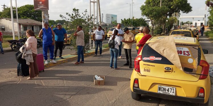 Gremio taxista de Riohacha protesta en algunos sectores de la ciudad, mientras que voceros se reúen con las autoridades