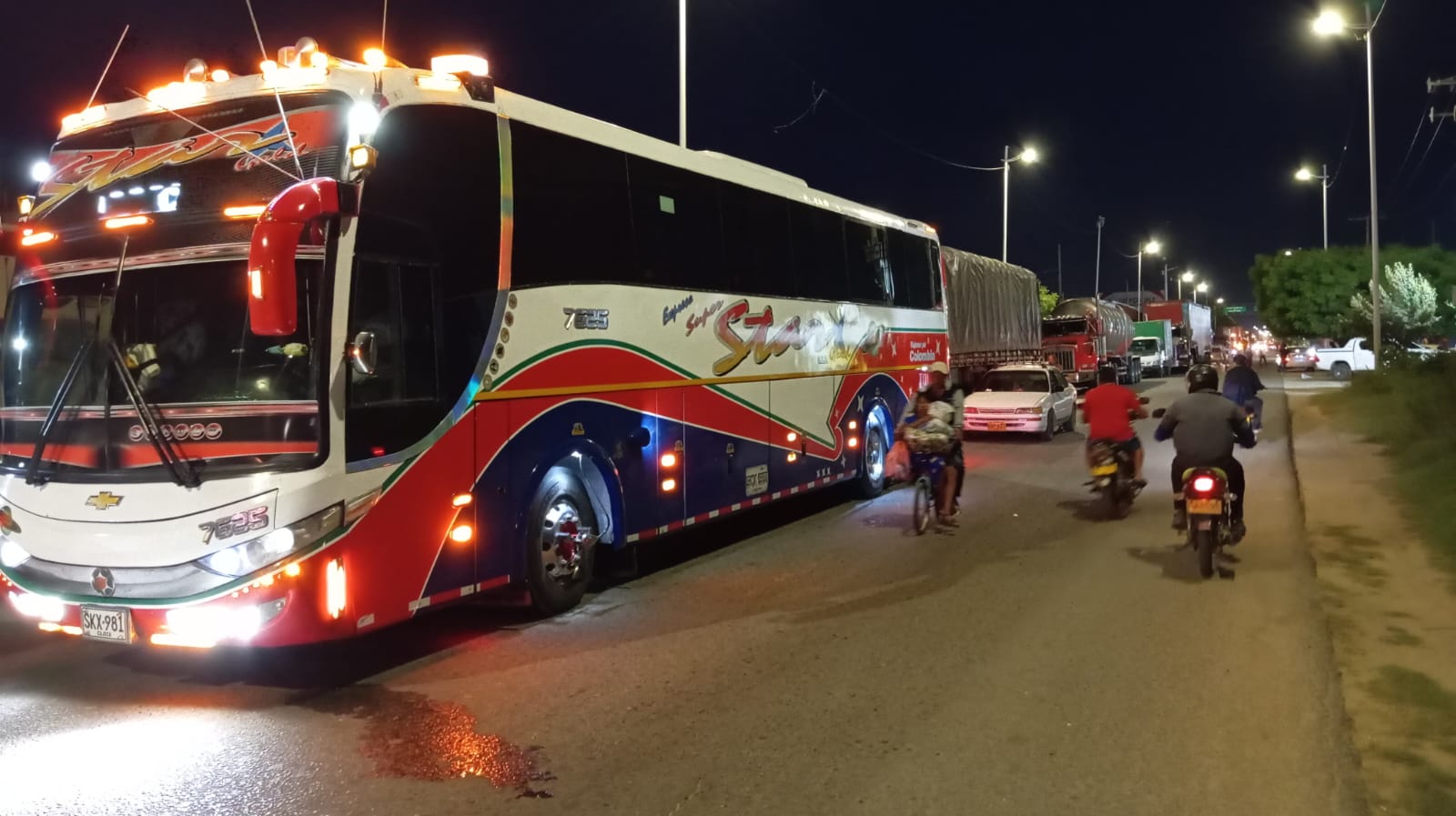 Habitantes del barrio Caribe bloquean la salida de Riohacha a Santa ...