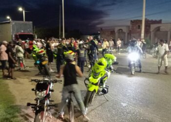 Habitantes del barrio Caribe bloquean la salida de Riohacha a Santa Marta por falta de energía eléctrica