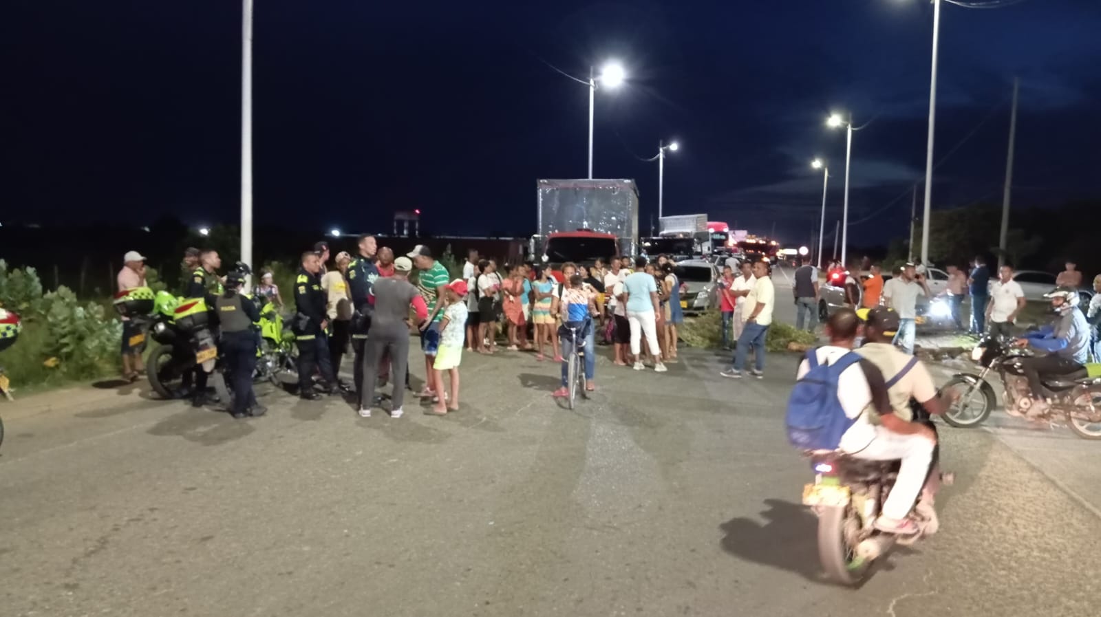 Habitantes del barrio Caribe bloquean la salida de Riohacha a Santa ...