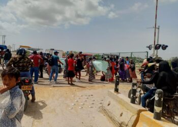 Bloquean la vía férrea en la entrada a Uribia por pagos atrasados del Icbf