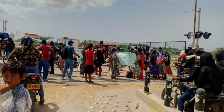Bloquean la vía férrea en la entrada a Uribia por pagos atrasados del Icbf