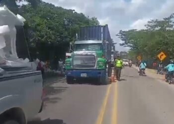 Restablecida movilidad en la vía Riohacha – Maicao tras acuerdos con madres comunitarias que bloqueaban