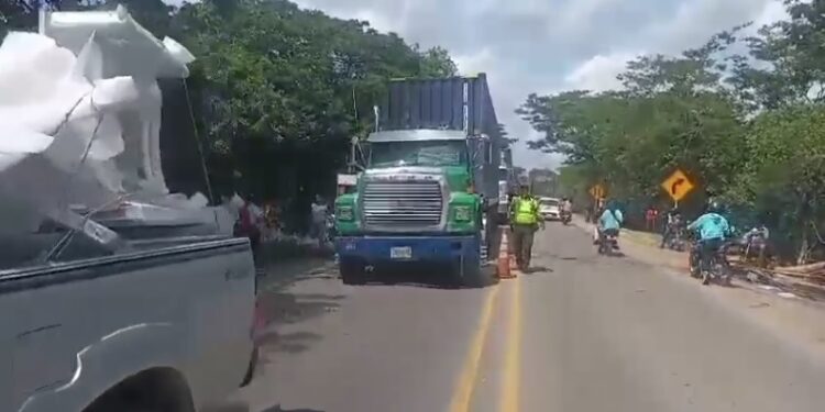 Restablecida movilidad en la vía Riohacha – Maicao tras acuerdos con madres comunitarias que bloqueaban