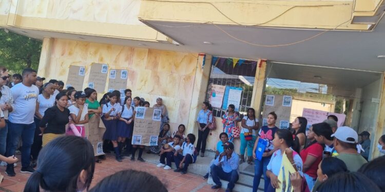Comunidad educativa se toma instalaciones de la Alcaldía de Manaure  