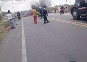 Moradores de algunos barrios de Maicao bloquean la salida a Paraguachón por los constantes racionamiento de luz