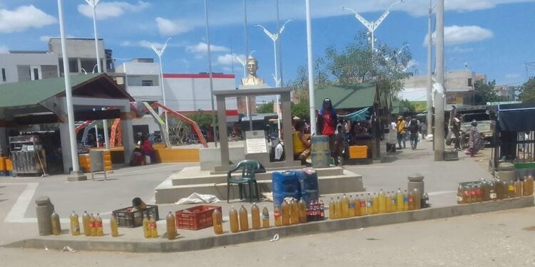 Denuncian incremento de vendedores de gasolina ilegal en parques de Uribia