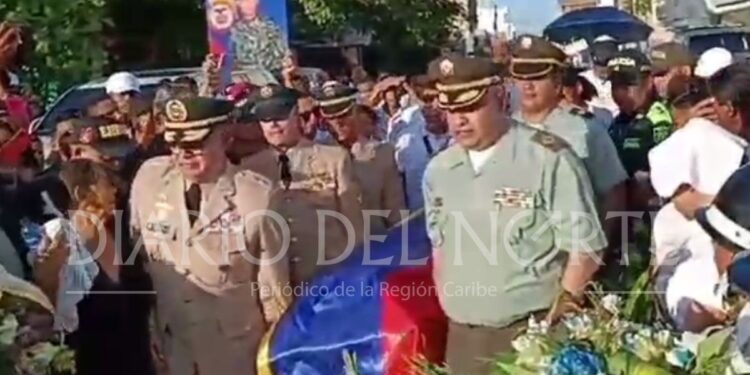 Familiares y amigos dan último adiós a soldado profesional riohachero en el cementerio Central
