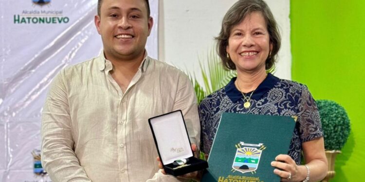 Cerrejón fue condecorado con la medalla Leandro Díaz por parte de la Alcaldía de Hatonuevo