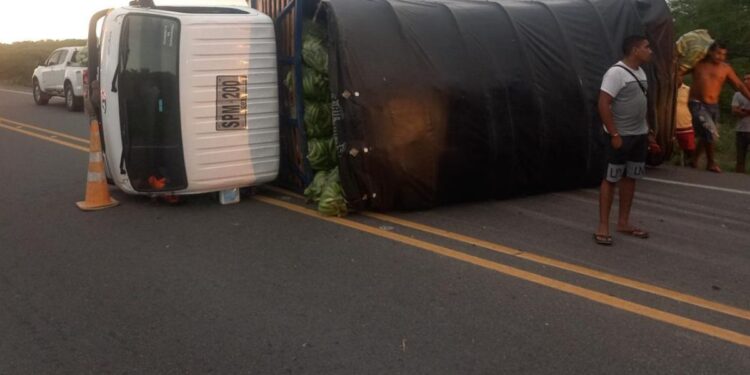 Varios chivos que se atravesaron en la vía Riohacha – Dibulla originó volcamiento de camión
