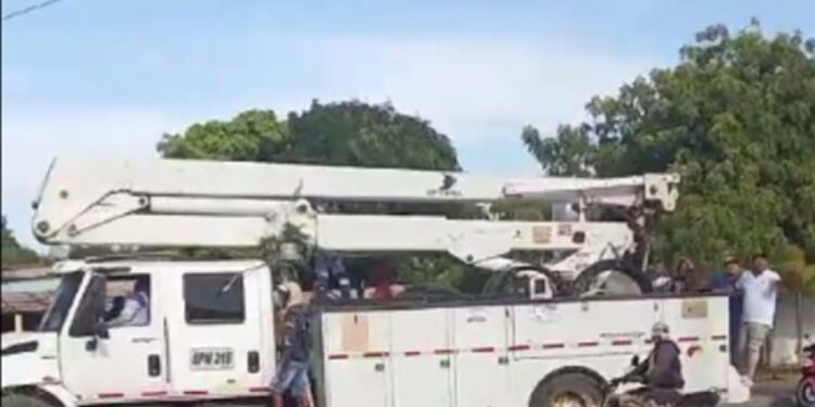 Habitantes de varios barrios de Maicao se tomaron un vehículo de la empresa Air-e en señal de protesta