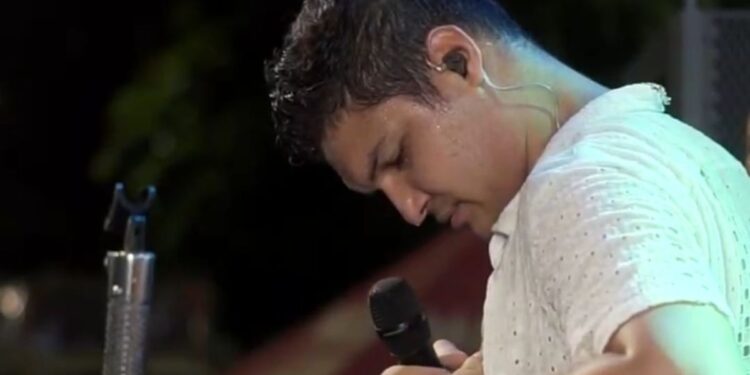 Elder Dayán fue mordido por una fanática en medio de un concierto: “Llámame y vamos al motel”
