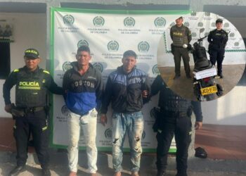 Capturan a dos sujetos por hurtarle un celular a una persona usando un cuchillo en Maicao