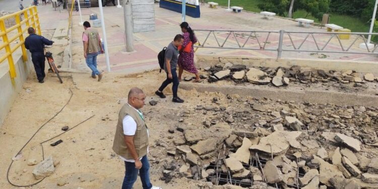 Corpoguajira realizó visita de inspección a las obras de demolición del viejo puente del Riito