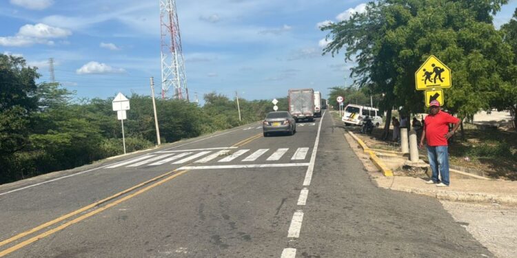 Levantan bloqueo luego de un diálogo en la vía Riohacha – Maicao en la entrada de Aremasain