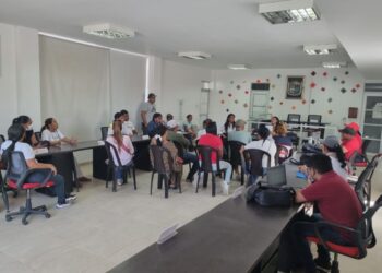 Padres de familias y docentes de la Urbana Mixta levanta protesta en la alcaldía de Manaure