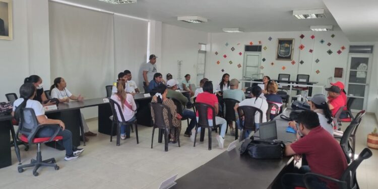 Padres de familias y docentes de la Urbana Mixta levanta protesta en la alcaldía de Manaure