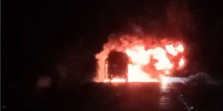 Se incendió un bus interdepartamental cerca al corregimiento de Camarones zona rural de Riohacha