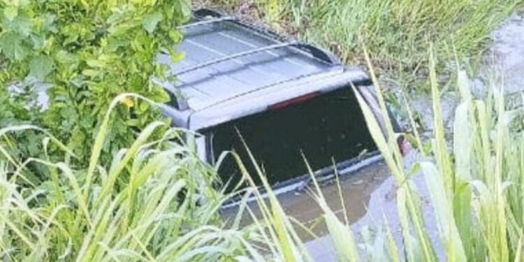 Hombre resultó lesionado y vehículo se precipito a un arroyo en la vía Riohacha – Cuestecitas