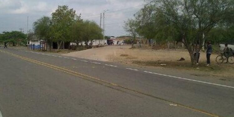 Tiran el cadáver de una persona cerca de Almagrario en la salida de Riohacha a Dibulla
