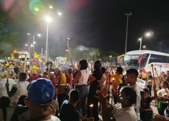Masiva marcha de antorchas se desarrolló la noche de ayer en la capital de La Guajira en contra de Air-e