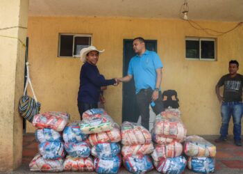 Gobernación de La Guajira continúa entrega de ayudas a comunidades wiwa y afro