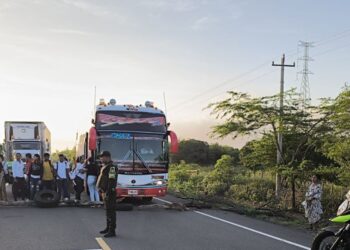 Por falta de electricidad, comunidad wayuú bloquea la vía Riohacha – Maicao