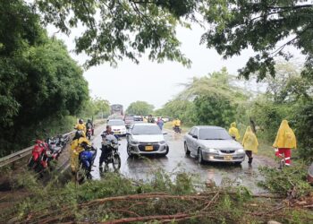 Habitantes de Barrancas bloquean la vía nacional  para exigir  que Cerrejón les brinde oportunidades laborales