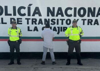 Capturan a dos personas en vías de La Guajira portando licencias de conducir falsas