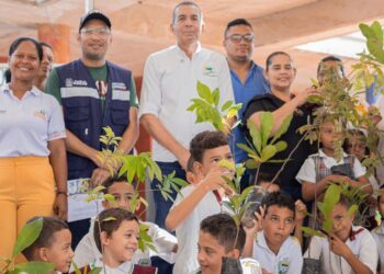 Corpoguajira entregó 1.500 árboles y certificados de apadrinamiento en Maicao
