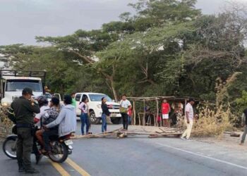 Más de 30 personas bloquean la vía Riohacha – Maicao para exigir pagos atrasados del Icbf