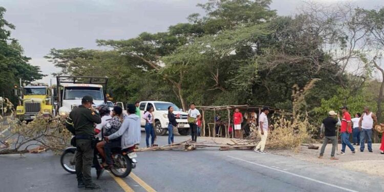 Más de 30 personas bloquean la vía Riohacha – Maicao para exigir pagos atrasados del Icbf