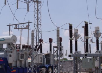 Las generadoras de energía con el sol en las espaldas