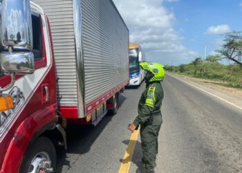 Levantan bloqueo en la vía Riohacha – Maicao tras restablecer el fluido eléctrico en la comunidad El Paraíso