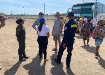 Policía realiza campañas educativas para prevenir incendios forestales e inundaciones masivas en Uribia