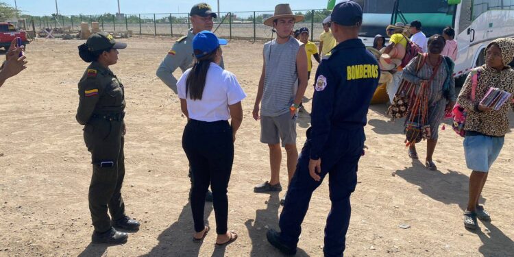 Policía realiza campañas educativas para prevenir incendios forestales e inundaciones masivas en Uribia