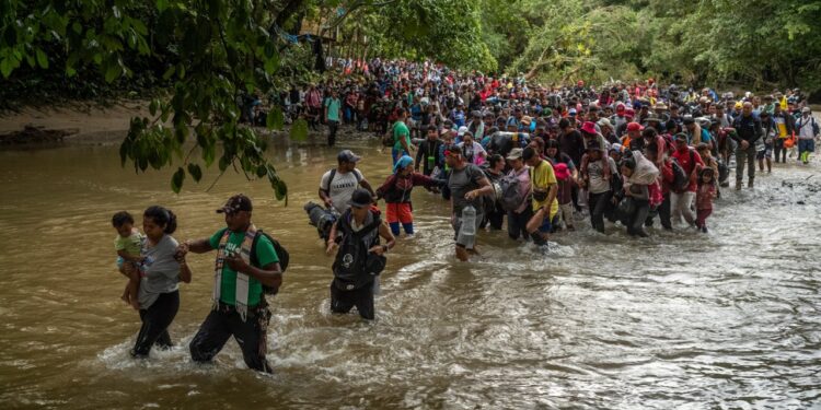 En vuelos hacia Colombia el presidente de Panamá repatriará a migrantes que ingresen por el Darién
