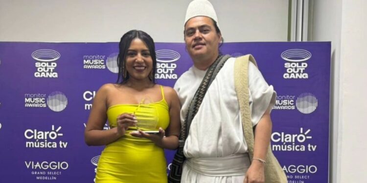 Kandy Maku  recibe el premio Monitor Latino en Medellín