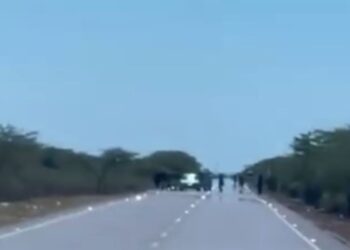 Varios hombres armados atracan los ocupantes de un vehículo en la vía Maicao – Cuatro Vías